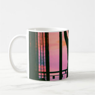 Kvinna i svart tanktop och byxor i black kaffemugg