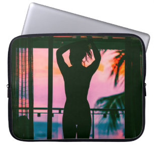 Kvinna i svart tanktop och byxor i black laptop fodral