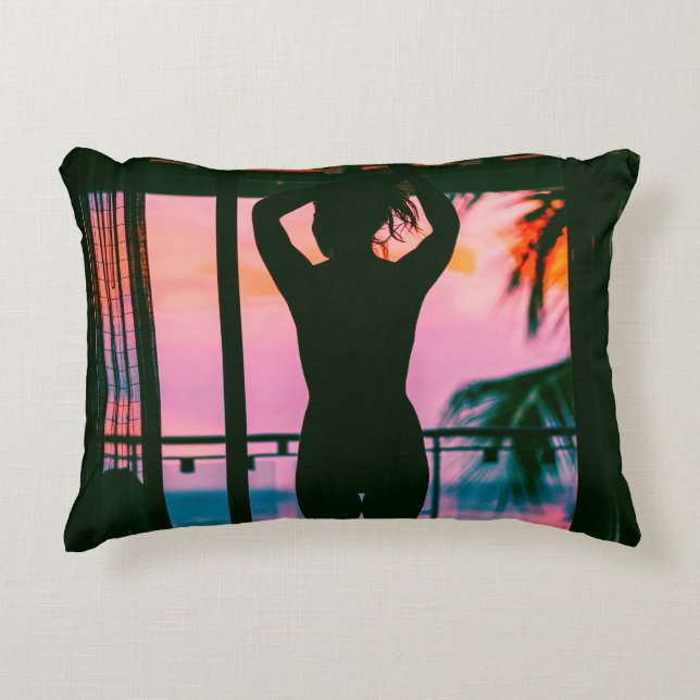 Kvinna i svart tanktop och byxor i black prydnadskudde (Framsidan)