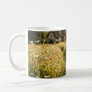 Kvinna i vetefält kaffemugg