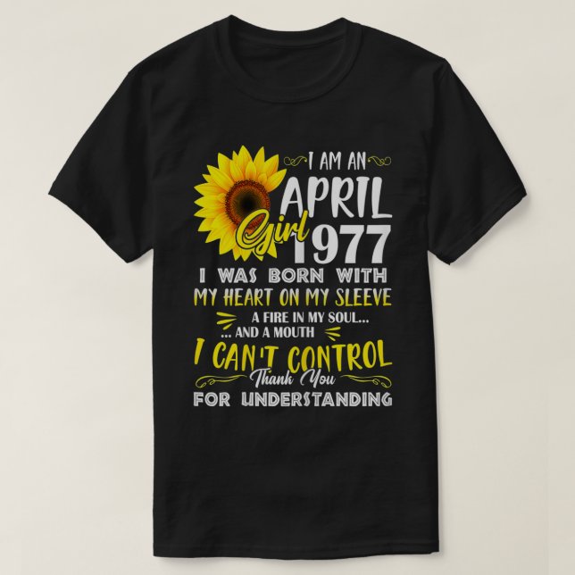Kvinna jag är en aprilflicka 1977 44:e födelsedags t shirt (Design framsida)