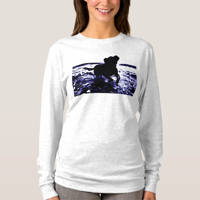 Kvinna långärmadskjorta som är svart lab i vatten tee shirt (Framsida)