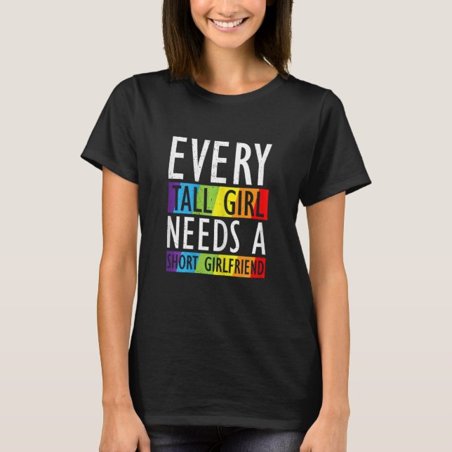 Kvinna Lgbt Gay pride Varje tall Girl behöver en S T Shirt (Framsida)