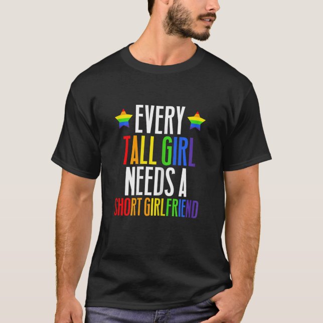 Kvinna Lgbt Gay pride Varje tall Girl behöver en S T Shirt (Framsida)