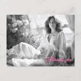 Kvinna ljugande på vit silke lakan B&W-foto Vykort