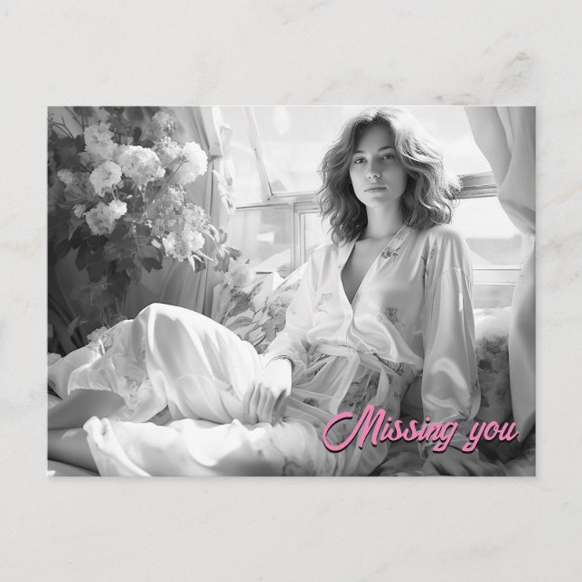 Kvinna ljugande på vit silke lakan B&W-foto Vykort (Framsida)