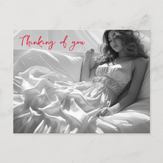 Kvinna ljugande på vit silke lakan B&W-foto Vykort