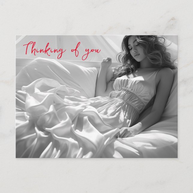 Kvinna ljugande på vit silke lakan B&W-foto Vykort (Framsida)