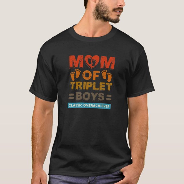 Kvinna Mamma i Triplet Boys Classic Overachiever T T Shirt (Framsida)