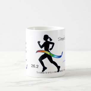 Kvinna maraton med pusselbandet kaffemugg