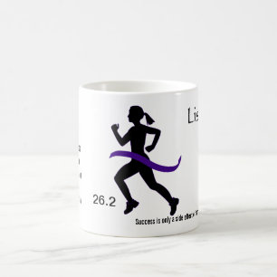 Kvinna maratonmugg med det purpurfärgade bandet kaffemugg