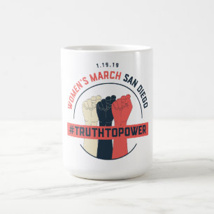 Kvinna marssanning som driver kaffemuggen kaffemugg