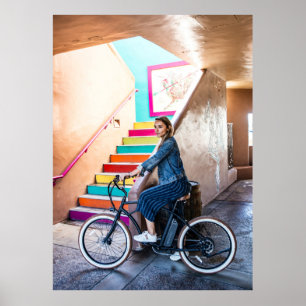 Kvinna med blå denim jacka och kort ridning poster