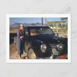 Kvinna med en gammal bilvintage vykort