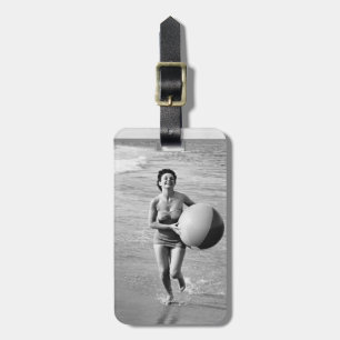 Kvinna med en strandboll bagagebricka