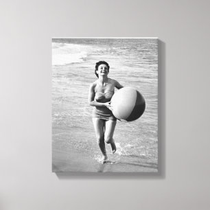 Kvinna med en strandboll canvastryck