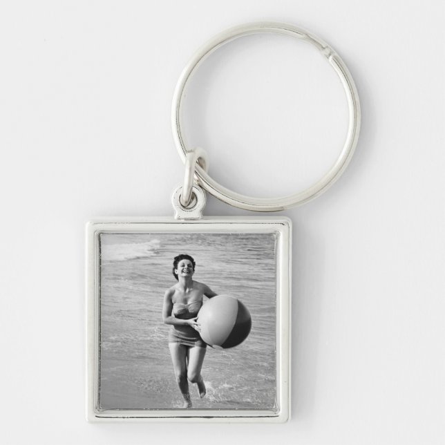 Kvinna med en strandboll fyrkantig silverfärgad nyckelring (Framsidan)