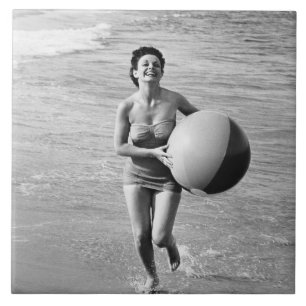 Kvinna med en strandboll kakelplatta