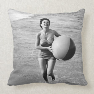Kvinna med en strandboll kudde