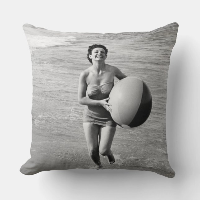 Kvinna med en strandboll kudde (Framsida)