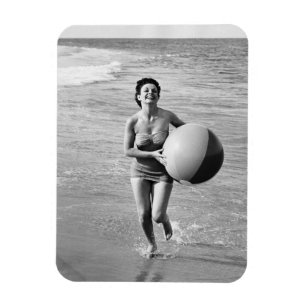 Kvinna med en strandboll magnet