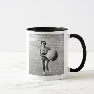 Kvinna med en strandboll mugg