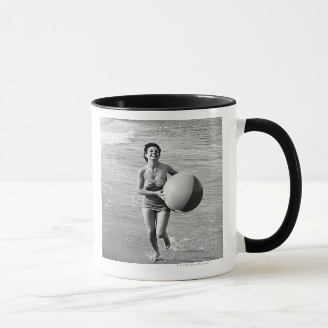 Kvinna med en strandboll mugg (Höger)
