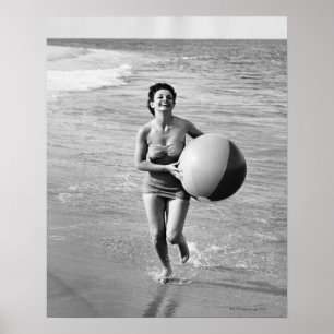 Kvinna med en strandboll poster