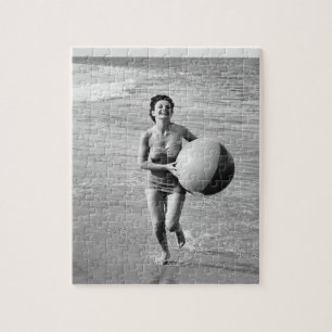 Kvinna med en strandboll pussel