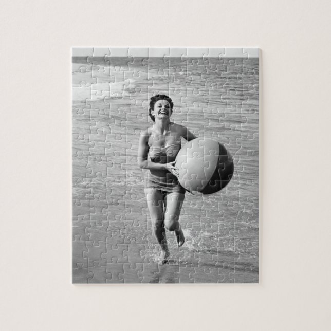 Kvinna med en strandboll pussel (Vertikal)