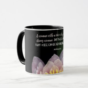 Kvinna med en uttrycka mugg