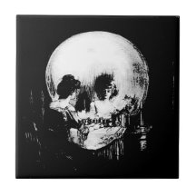 Kvinna med Halloween skalle reflektion i spegel