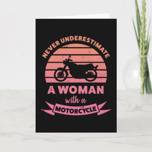 Kvinna med motorcykel roliga presenter fru kort