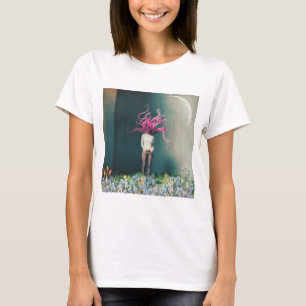 Kvinna med rosa flamingohår i en drömlik t shirt
