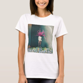 Kvinna med rosa flamingohår i en drömlik t shirt