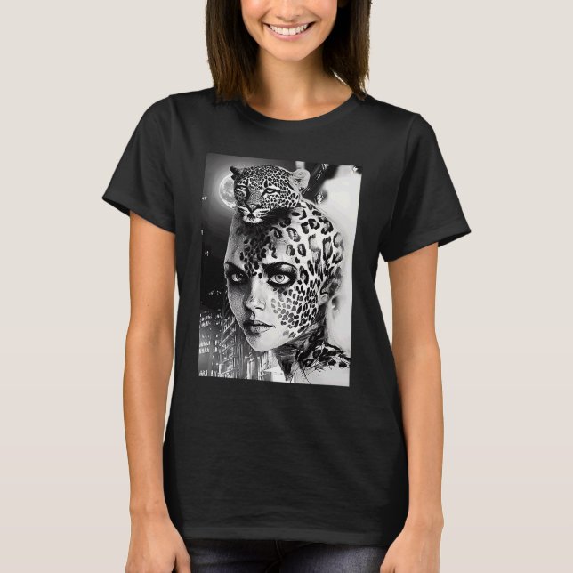 Kvinna med svartvit leopard t shirt (Framsida)