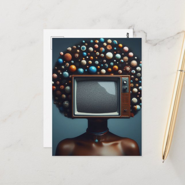 Kvinna med TV på hennes naturliga svarta hår Vykort (Fram/Back In Situ)