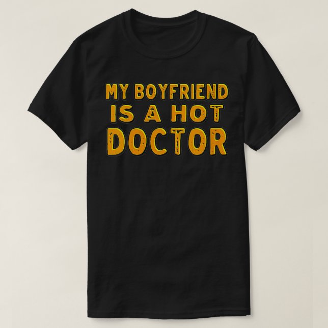 Kvinna min pojkvän är en Hett Doktor VNeck T Shirt (Design framsida)