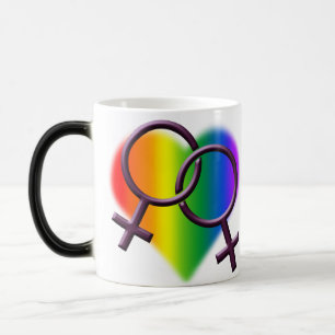 Kvinna muggar för kärlek för regnbåge för gay
