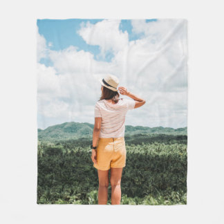 Kvinna nära träd fleecefilt