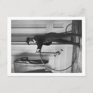 Kvinna nedtryckt som man med cykelfoto vykort