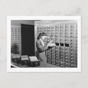 Kvinna och bibliotekskatalog Vintage Vykort