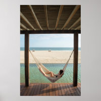 Kvinna på en hammock på ett litet hotell