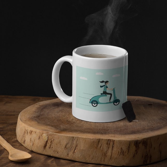 Kvinna På En Scooter Kaffemugg (Skapare uppladdad)