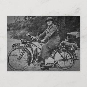 Kvinna på en tidig 1900svintage för motorcykel vykort