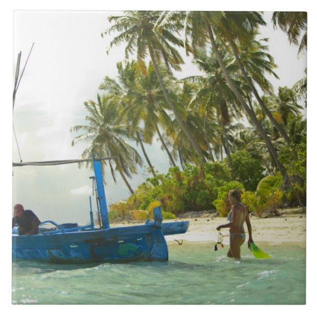 Kvinna på liten traditionell fiskebåt, kakelplatta (Framsidan)