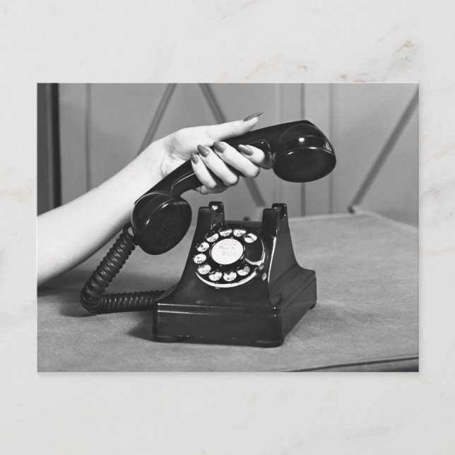 Kvinna på mobil närhet vykort (Framsida)