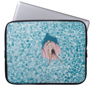 Kvinna på rosa boj omgiven av vatten i laptop fodral