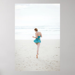 Kvinna på stranden nära stranden poster