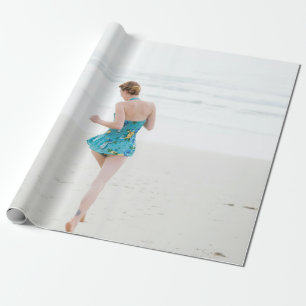 Kvinna på stranden nära stranden presentpapper